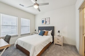 2 slaapkamers, een bureau, een strijkplank/strijkijzer, reisbedje