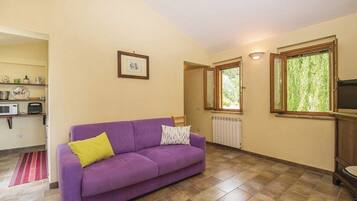 Apartment, Garden View | Living area | 32-inch flat-screen TV with cable channels