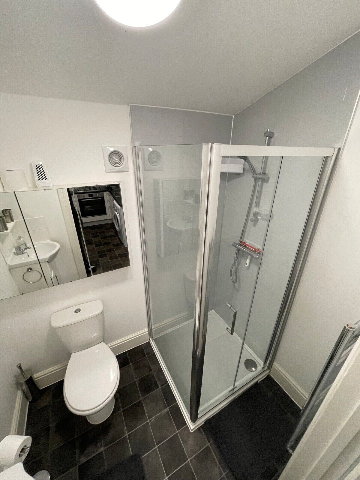 Douche, sèche-cheveux, serviettes fournies, papier toilette