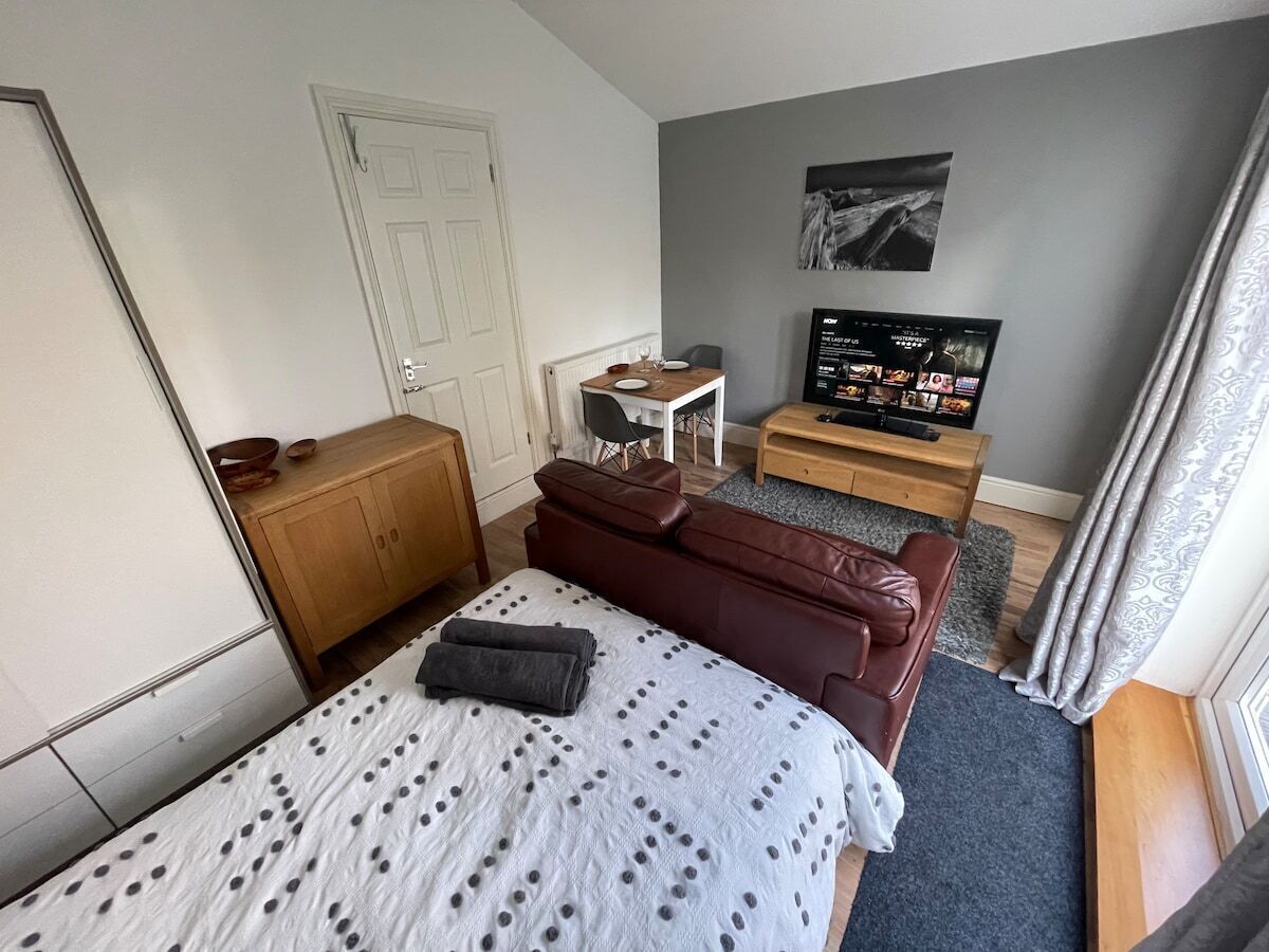 2 bedrooms, iron/ironing board, WiFi (surcharge), bed sheets