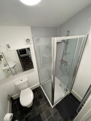 Dusche, Haartrockner, Handtücher, Toilettenpapier