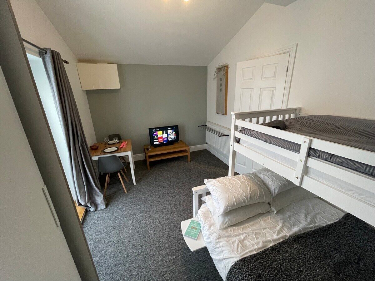 2 slaapkamers, een strijkplank/strijkijzer, wifi (toeslag), beddengoed