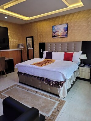 Desk, laptop workspace, blackout curtains, soundproofing - TOZY  HOTEL (Gwagwalada)