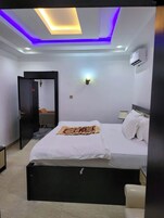 Quarto conforto, sacada, vista para a cidade | Escrivaninha, espaço de trabalho para notebook, cortinas blackout