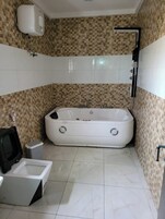 Quarto conforto, sacada, vista para a cidade | Banheiro | Produtos de toalete grátis, secador de cabelo, toalhas de banho