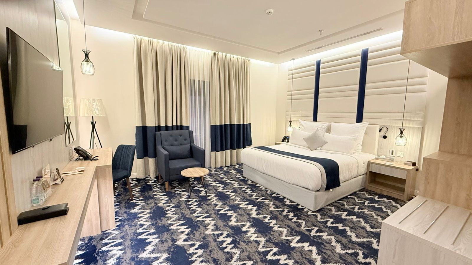Superior King Room with balcony | 客房內保險箱、遮光布/窗簾、熨斗/熨衣板、免費無線上網