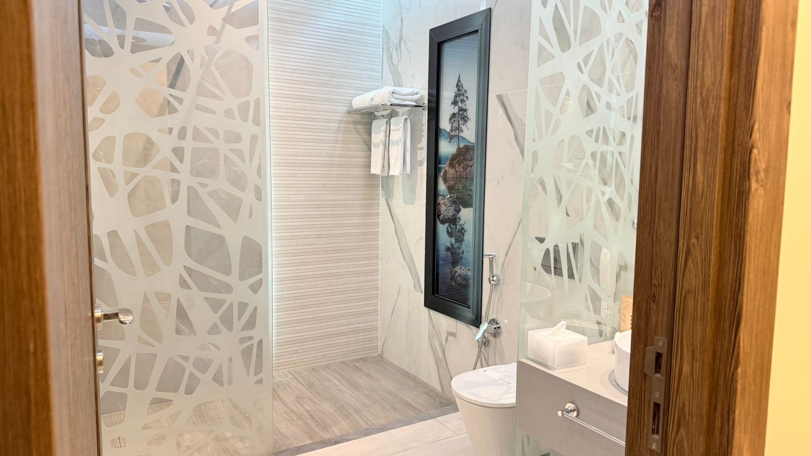Une salle de bain moderne équipée d’une douche, de toilettes et d’un lavabo.