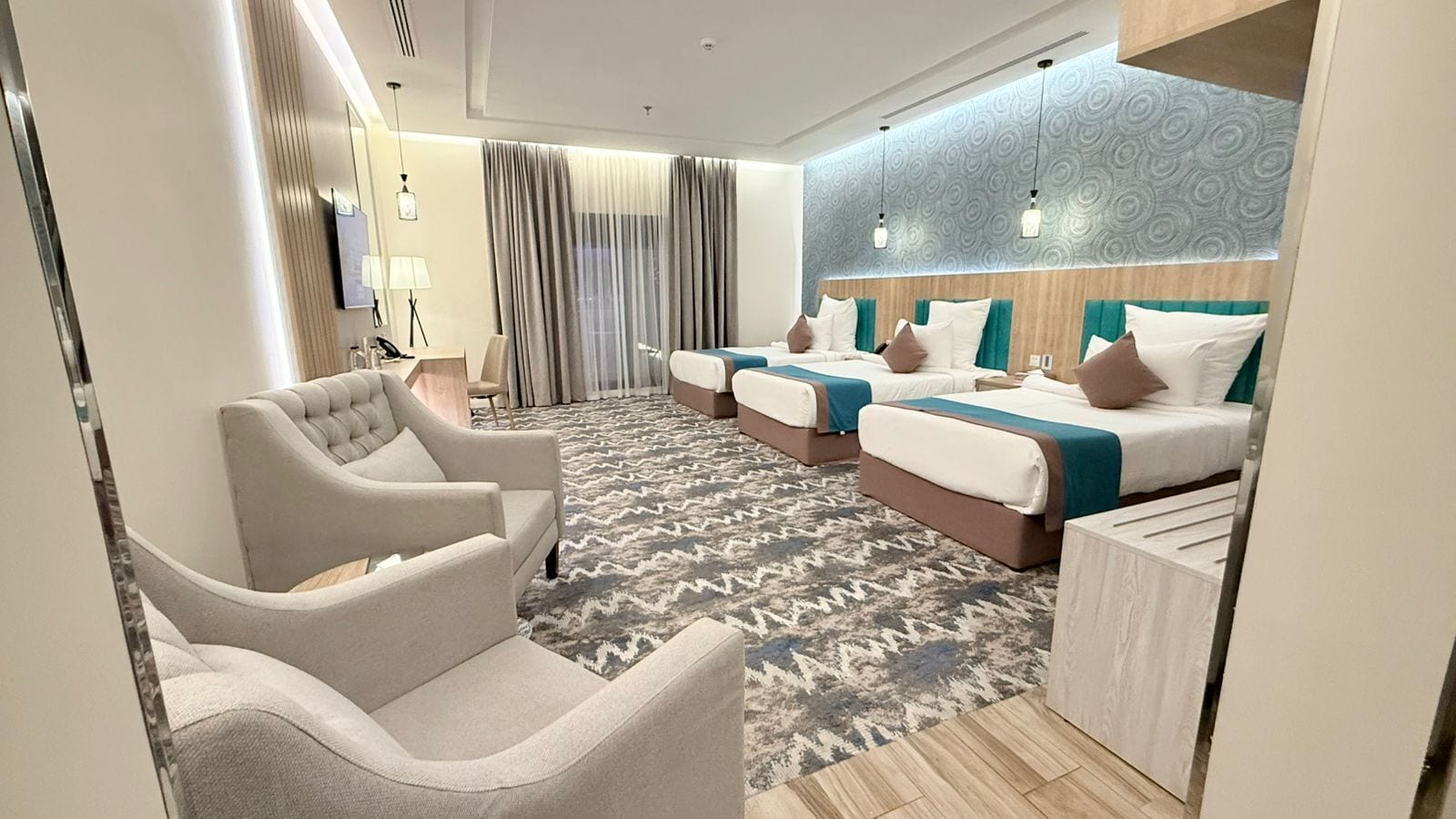 高級三人房, 城市景觀 | 客房內保險箱、遮光布/窗簾、熨斗/熨衣板、免費無線上網