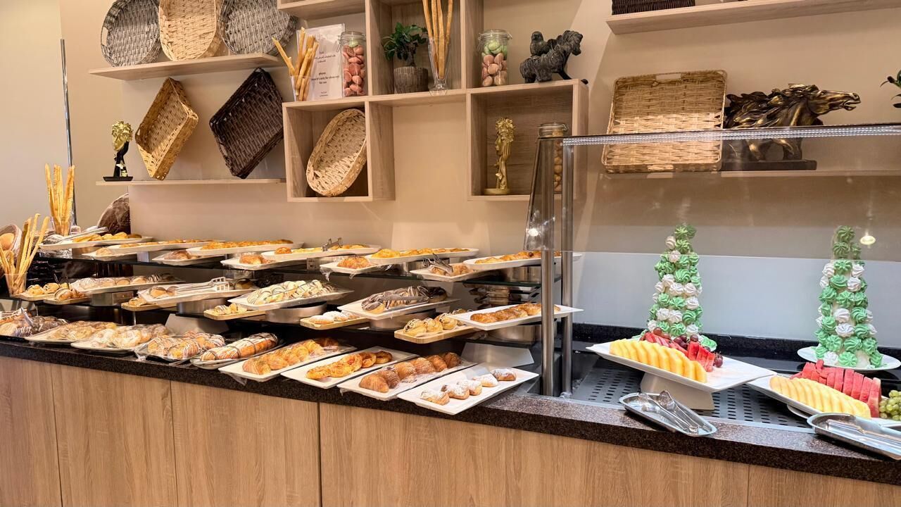 Un buffet proposant une variété de plats et d’éléments décoratifs.