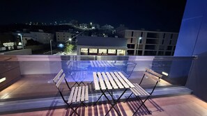 Superior King Room with balcony | 1 개의 침실, 객실 내 금고, 암막 커튼, 다리미/다리미판