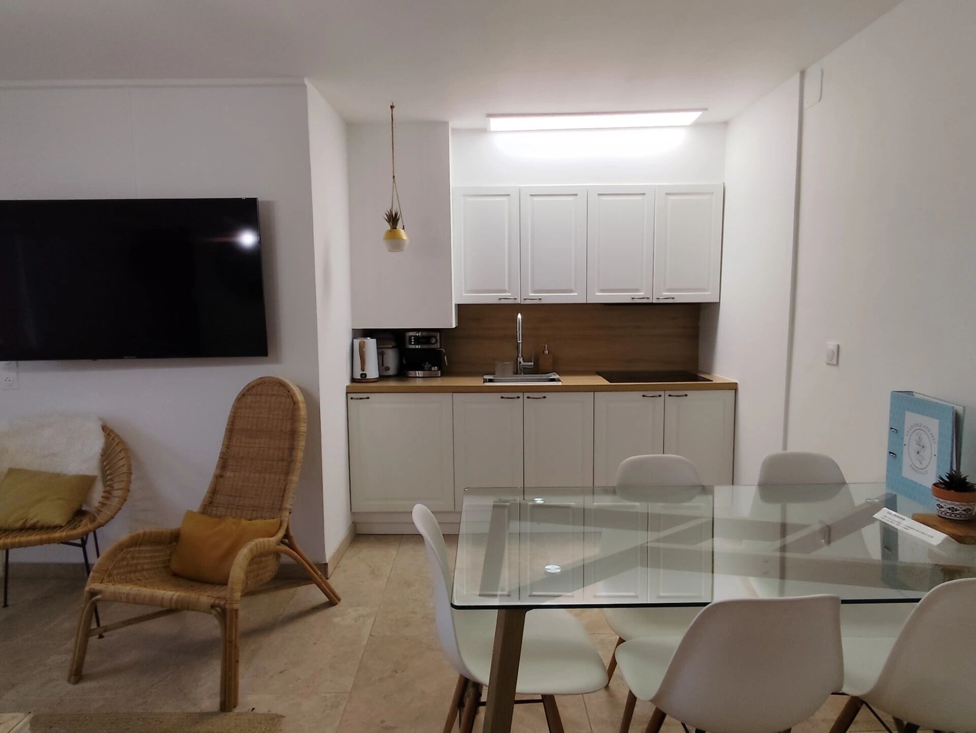 Apartemen Ekonomi, pemandangan kota | Dapur pribadi | Kursi makan untuk bayi