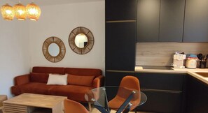 Leilighet – basic, byutsikt | Oppholdsområde | TV