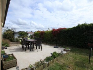 Outdoor dining - Detached house in Saint-Germain-sur-Ay with private garden (Saint-Germain-sur-Ay)