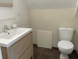 Bathroom - Detached house in Saint-Germain-sur-Ay with private garden (Saint-Germain-sur-Ay)
