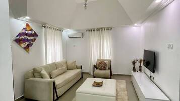 Economy-Zimmer, Balkon, Stadtblick | Wohnbereich