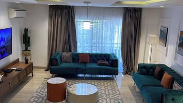 Quarto econômico, sacada, vista para a cidade | Área de estar