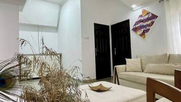 Economy-Zimmer, Balkon, Stadtblick | Wohnbereich