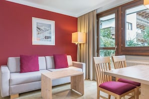 Comfort Studio | Living area | 43-inch Smart TV with cable channels, offices - Hapimag Saalbach (Saalbach)