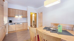 Full-size fridge, microwave, stovetop, dishwasher - Hapimag Saalbach (Saalbach)