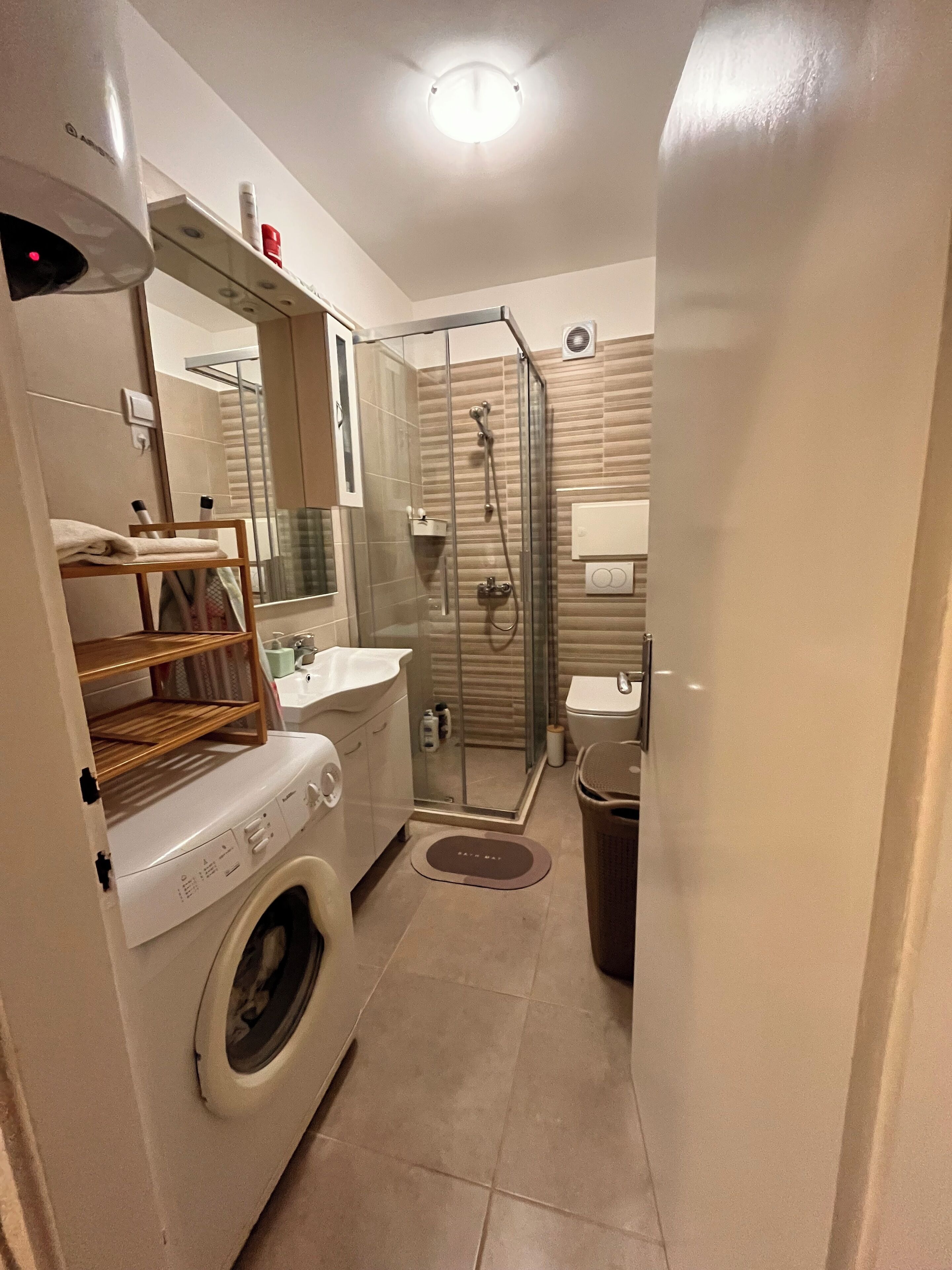 Kostenlose Toilettenartikel, Haartrockner, Hausschuhe, Handtücher