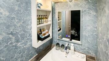 Separate bathtub and shower, hair dryer, slippers, electronic bidet
