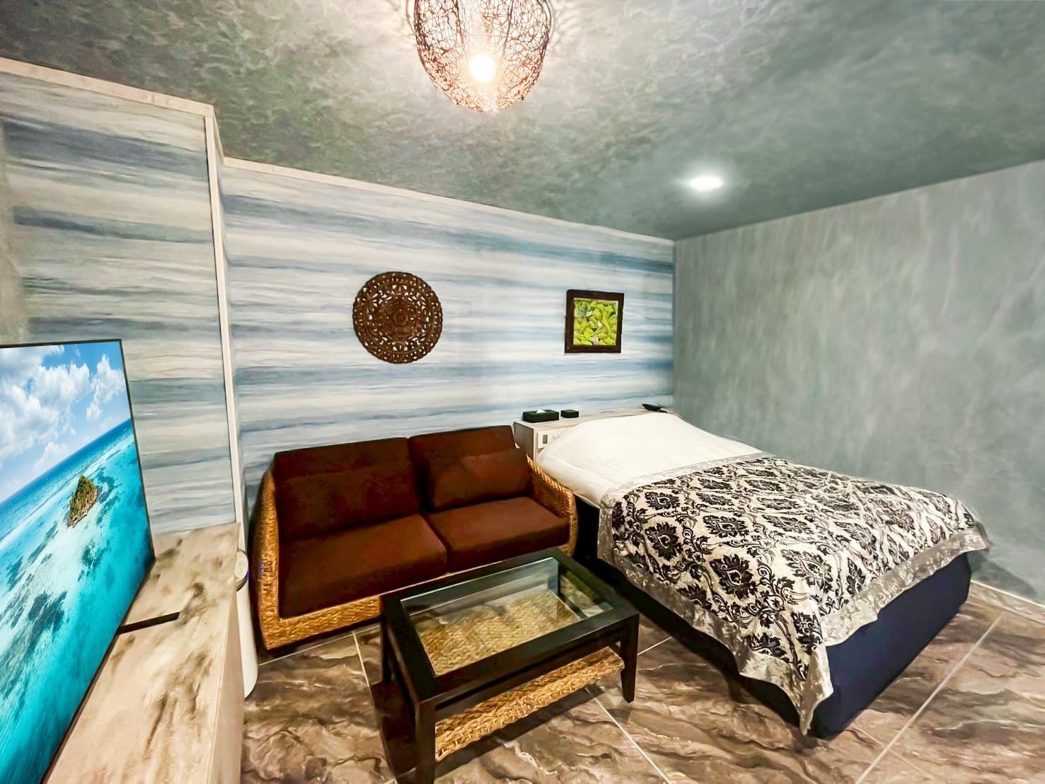 Soundproofing, free WiFi, bed sheets