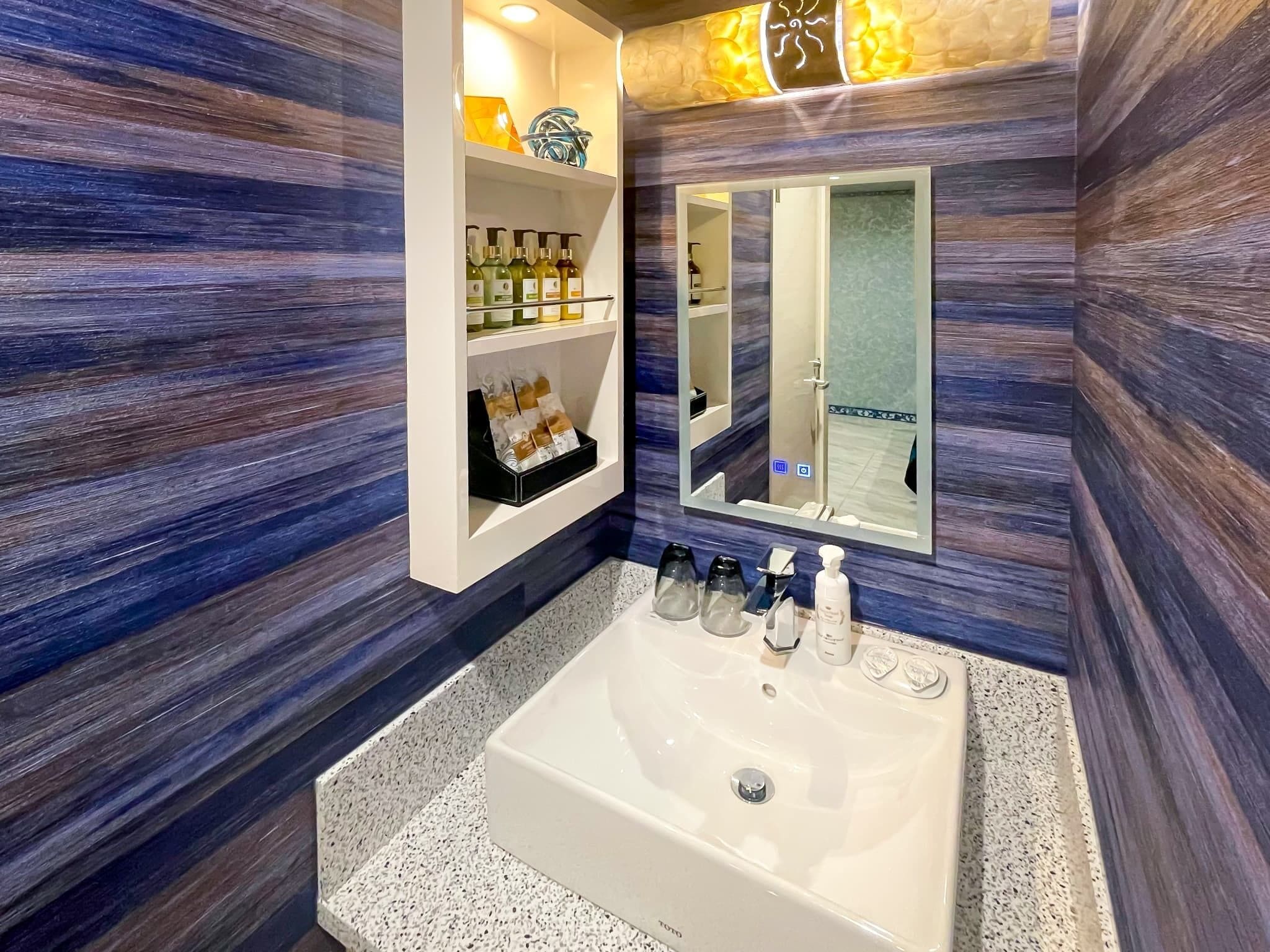 Combined shower/bathtub, hair dryer, slippers, towels