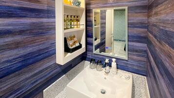 Combined shower/tub, hair dryer, towels, shampoo