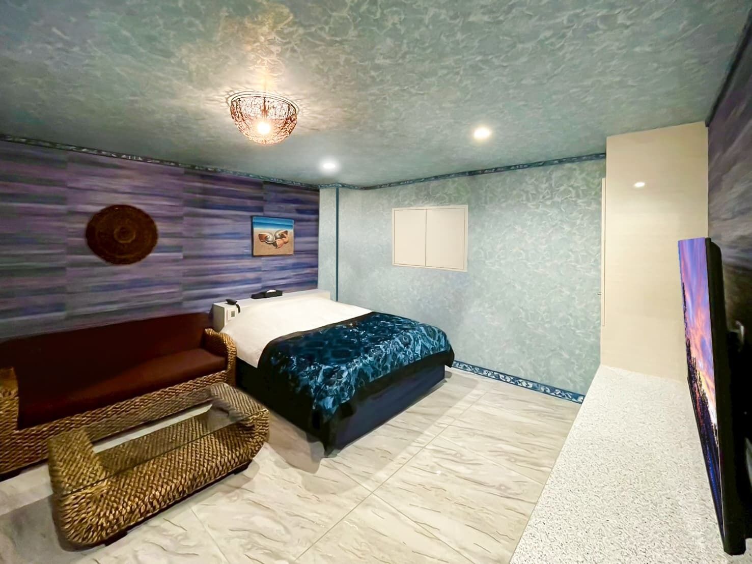 Soundproofing, free WiFi, bed sheets
