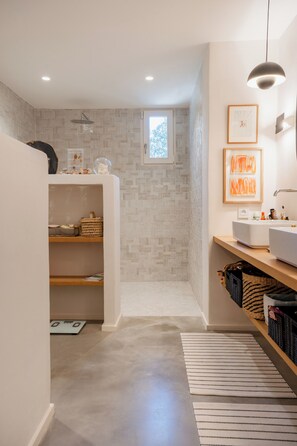 Shower, hair dryer, towels, soap - Villa d'Artiste in a pine forest (Meyreuil)