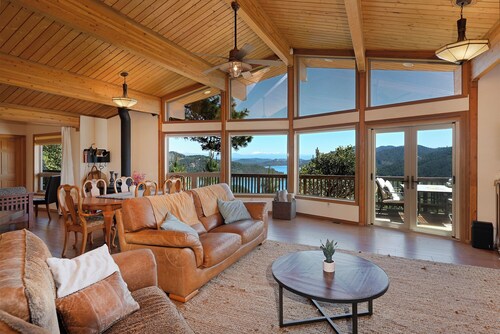 Beautiful Home Above Lake Shasta