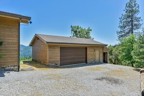 Exterior - Beautiful Home Above Lake Shasta (Lakehead)