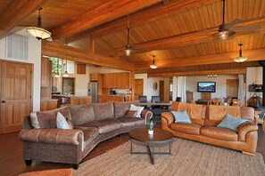 Smart TV - Beautiful Home Above Lake Shasta (Lakehead)