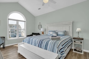 4 bedrooms, desk, iron/ironing board, free WiFi - Porpoise in Life - Hot Tub-Steps to the Beach! (North Topsail Beach)