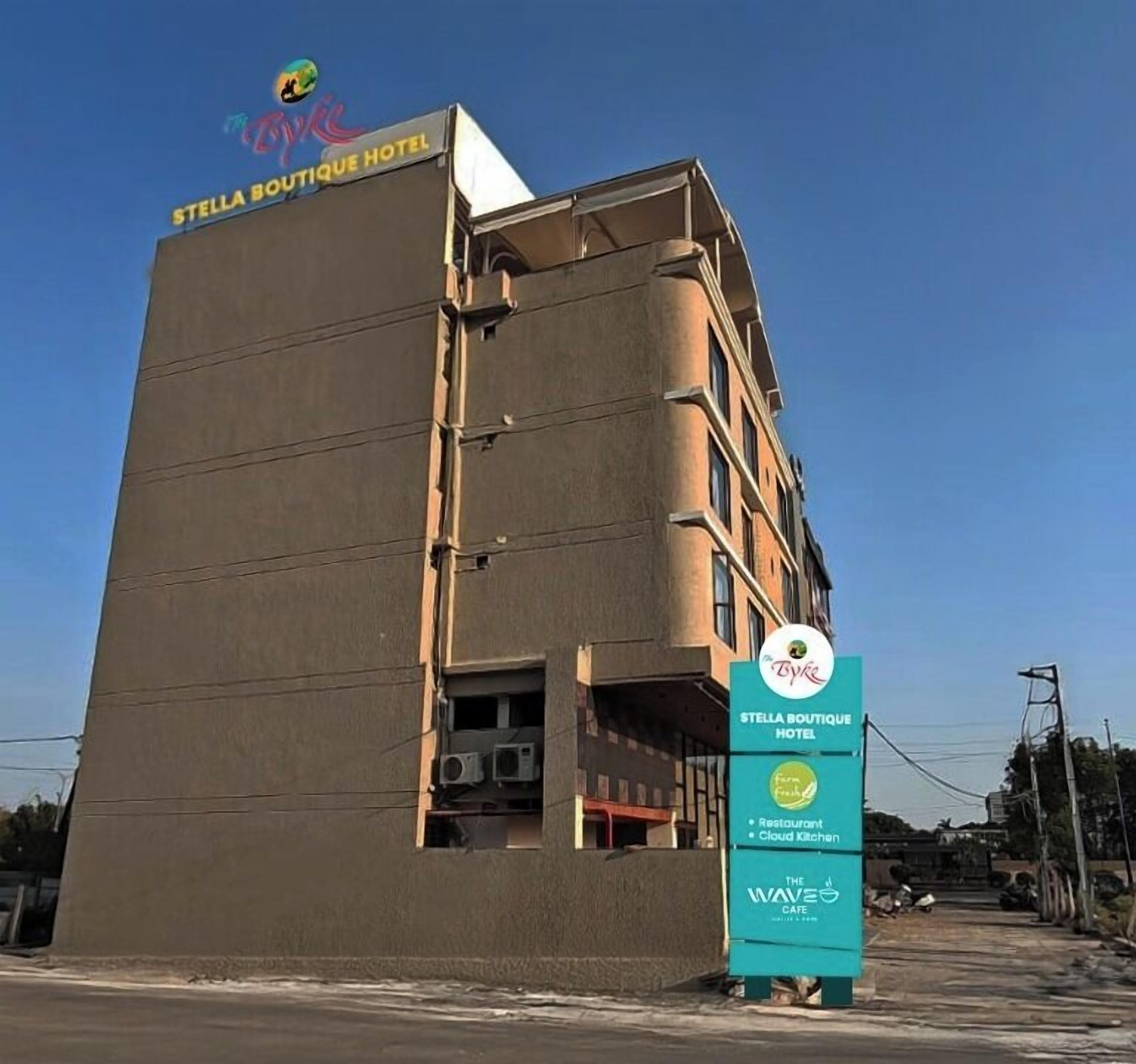 A multi-story hotel with a sign indicating it has a restaurant and a cloud kitchen.