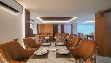 بوفيه فطور يوميًا بتكلفة قدرها (250 INR للشخص)