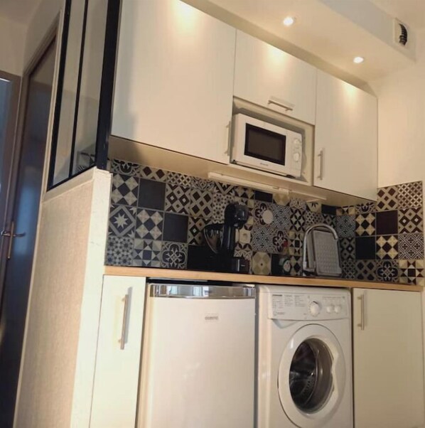Refrigerador, microondas, placa de cocina, cafetera/tetera