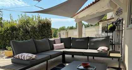 Gîte with swimming pool overlooking vineyards, 3 km from Vaison-la-Romaine