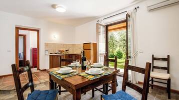 Appartamento, vista giardino | Cucina privata | Frigorifero, piano cottura, macchina per caffè espresso