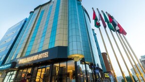 En moderne hotelbygning med et tydeligt skilt, der viser 