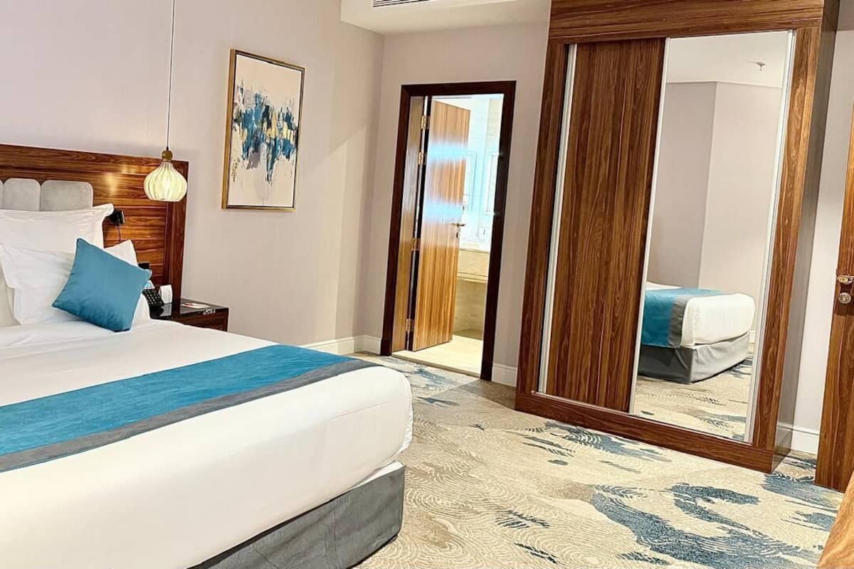 Superior king suite | Soundproofing, iron/ironing board, WiFi (free), bed sheets
