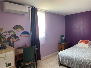 A room with a bed, a desk, a chair, a window with curtains, and wall decorations. - Detached house in quiet neighborhood, hillside views, 10-minute walk to beach. (Cavalaire-sur-Mer)