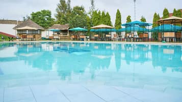 Una piscina al aire libre