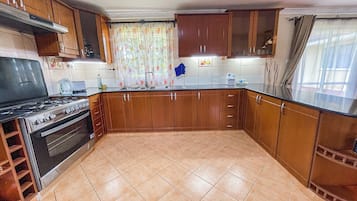 Family Villa, Patio | Private kitchen