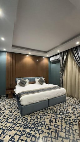 1 bedroom, blackout drapes, free wired internet