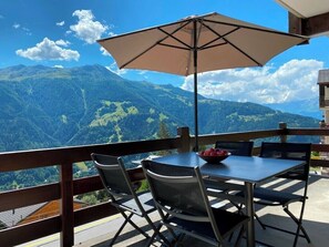 Outdoor dining - Situé à l'entrée du village, à proximité immédiate du bus navette et des commerces. 3.5 pièces, idéa (St-Luc)
