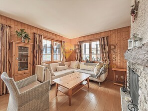 Fernseher, Kamin, DVD-Player