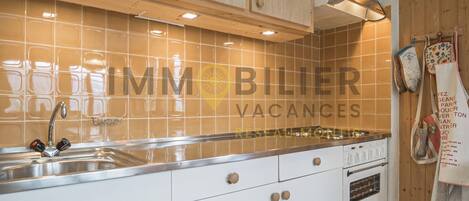 Fridge, oven, stovetop, cookware/dishes/utensils