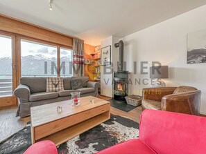 Fernseher, Kamin, DVD-Player