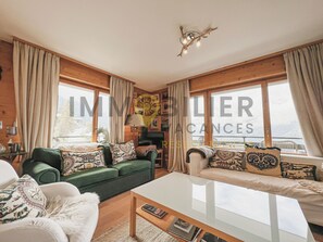 Fernseher, Kamin, DVD-Player